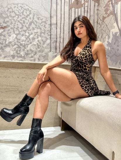 सोबतच त्याला 5 रुपयांची खंडणी मागितल्याचे म्हटले जात आहे. असे असतानाच आता रोहित खत्री याची पत्नी असलेल्या सोनिया खत्री चर्चेत आहे. तिदेखील एक एन्फ्लुएन्सर असून तिचे इन्स्टाग्रामवर 20 लाखांपेक्षा जास्त फॉलोअर्स आहेत. 