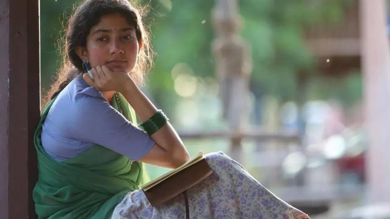 छोटे कपडे आणि अंग प्रदर्शन करणारे कपडे परिधान करणं साई टाळते. त्यामागे एक मोठं कारण आहे. साई कॉलेजमध्ये असताना तिच्यासोबत एक घटना घडलेली. 