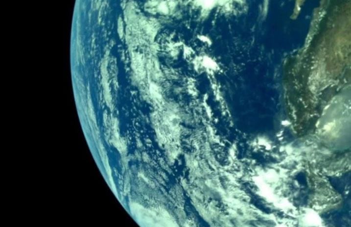 अंतराळातलं विश्व हे फारच अजब असतं. इथे कधी काय होईल हे सांगता येत नाही. गुरुत्वाकर्ष शक्तीचा अभाव असल्याने तिथे प्रत्येक काम फार लक्षपूर्वकच करावे लागते. अंतरालवीरांनी एखादी चुक केली तर त्याचे मोठे आणि गंभीर परिणाम असू शकतात.