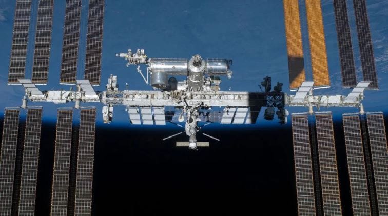 कारण पृथ्वीवर आपण ज्या पद्धतीने जीवन जगतो, तसेच जीवन किंवा रोजची दिनचर्या अंतराळात नसते. दरम्यान, अंतराळात एखादे बाळ जन्माला आले तर ते कसे असेल, असा प्रश्न अनेकांना पडला असेल. याच प्रश्नाचे उत्तर जाणून घेऊ या.