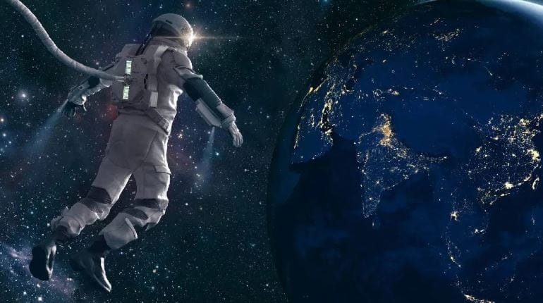 अंतराळात जन्मलेल्या बाळाच्या पाठीचा कणा सामान्य माणसांच्या तुलनेत जास्त लांब असू शकतो. अंतराळात जन्मलेल्या बाळाची रोगप्रतिकार शक्तीही पृथ्वीवर जन्मलेल्या बाळाच्या तुलनेत कमकुवत असू शकते. अंतराळातील कॉस्मिक रेडएशनमुळे अंतराळात जन्मलेल्या बाळाच्या जनुकांत बदल होऊ शकतो. त्यामुळे भविष्यात त्याला काही आरोग्यविषयक समस्यांना तोंड द्यावे लागू शकते.