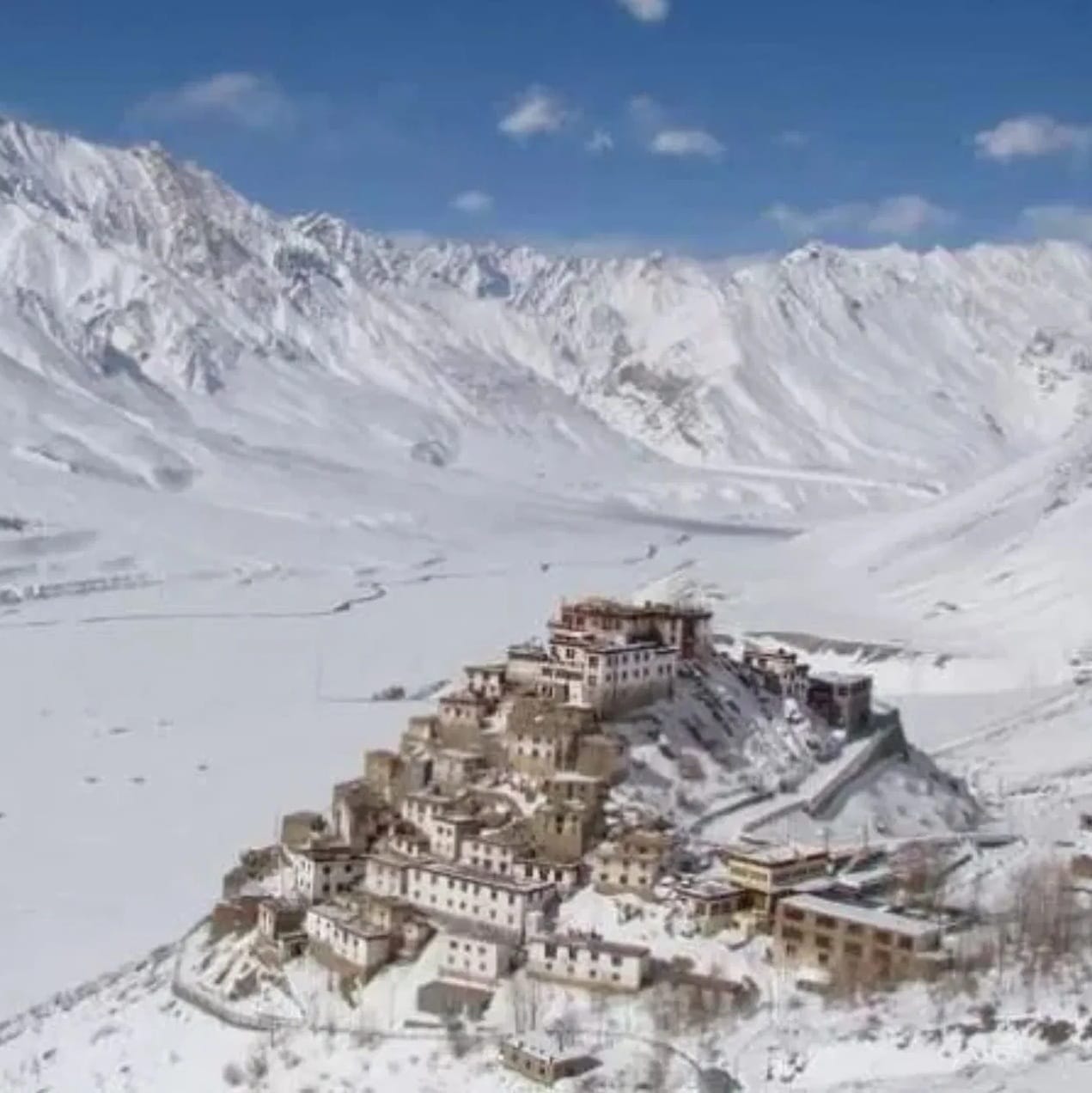 लाहौल-स्पीतीची खोरे थंडीत वेगळचे भासते.गोठलेल्या नद्या आणि बर्फाने झाकलेले बौद्ध मठ आणि सुनसान खोरे साहसी पर्यटकांना खुणावत असते. येथील थंडी मात्र जास्त गारठवणारी असते. त्यामुळे येथील नजारे आयुष्यभर लक्षात रहातात. हवामान  आणि मार्गाची नीट माहिती करुन येथे पोहचावे लागते. ( Credit: Instagram)
