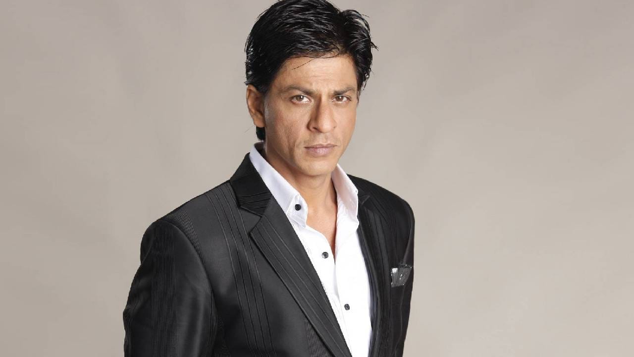   किंग खान हा रोमान्सचा बादशाह मानला जातो, मात्र त्याने कधी कोणत्याच अभिनेत्रीला ऑनस्क्रीन किस केलं नव्हतं. पण 'जब तक है जान'मध्ये त्याने कतरिनासोबत किसिंग सीन दिला बोता. तसेच 'जब हैरी मेट सेजल'मध्येही त्याने अनुष्काला किस केल होत, चाहत्यांसाठी हा मोठा धक्का होता. 