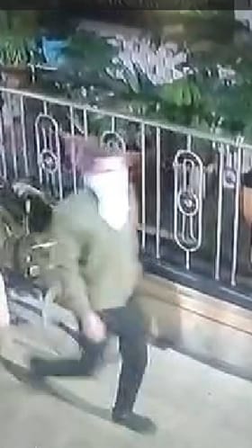 शिंदे गटाच्या माजी आमदाराच्या घरावर हल्ला.