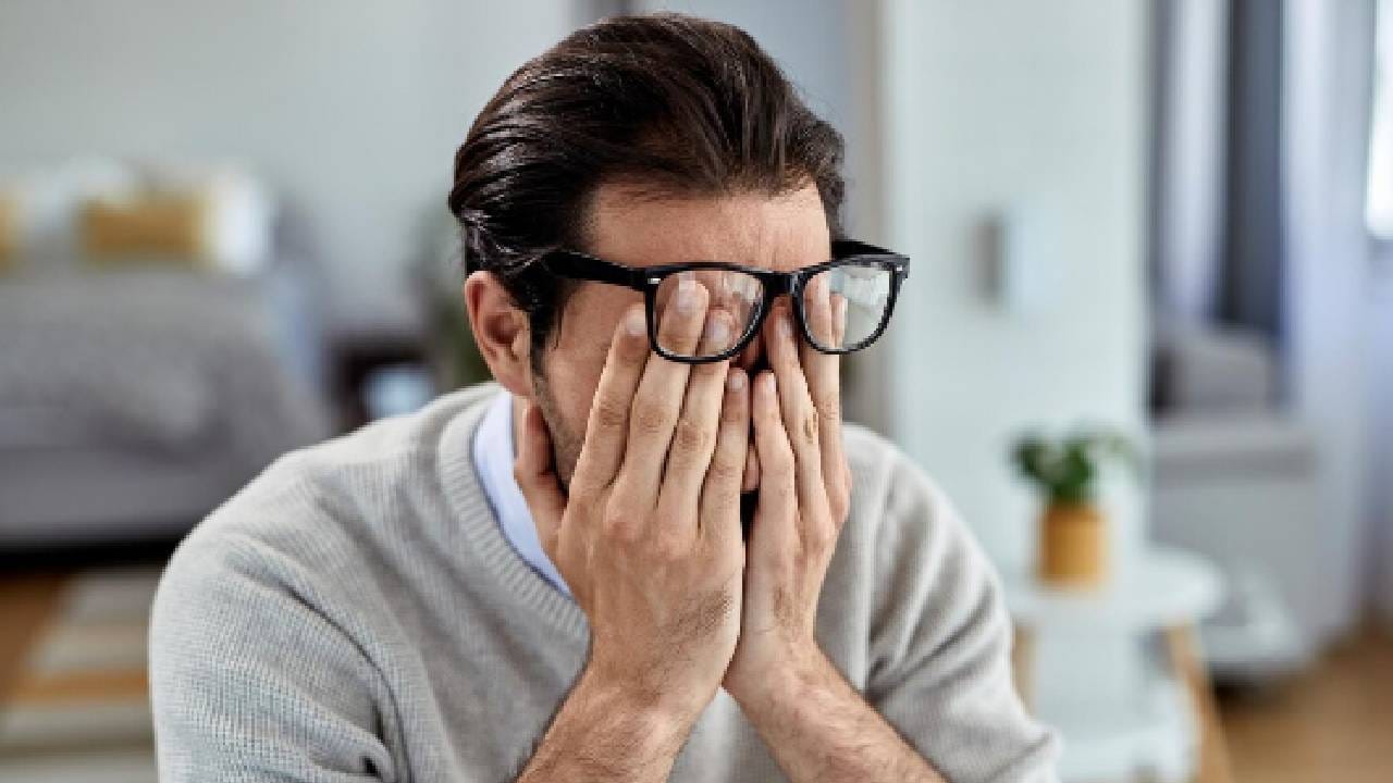 याशिवाय, सततच्या मानसिक ताणामुळे शरीरात कॉर्टिसोल हार्मोनचे प्रमाण जास्त काळ टिकून राहते. तज्ञ तर असंही सांगतात की सतत ताणतणाव जाणवत असेल तर सिंपथेटिक नर्वस सिस्टीम ॲक्टिव्ह राहते, ज्यामुळे दिवसभर सरासरी रक्तदाब वाढतो. यामुळे उच्च रक्तदाबाचा धोका आणखीनच वाढतो.