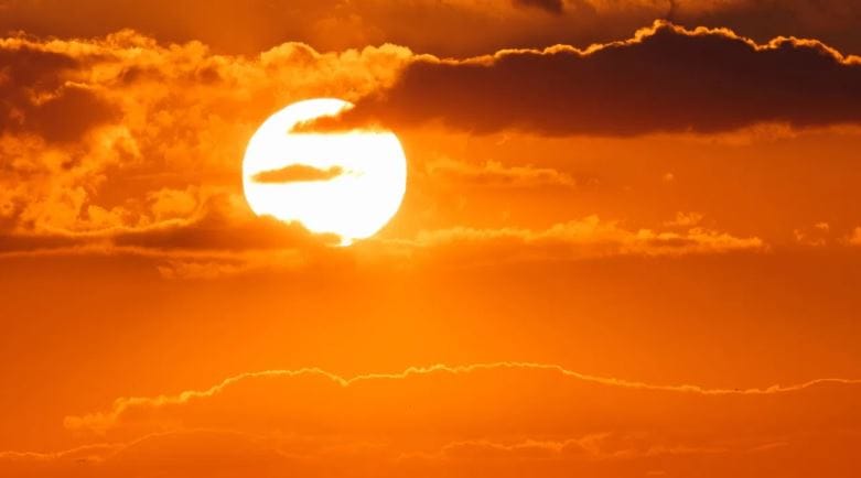 आपल्या सूर्यमालेत सूर्य हा सर्व प्रमुख ग्रहांच्या केंद्रस्थानी असतो. सर्वच ग्रह सूर्याभोवती गोल-गोल फिरतात. सूर्यामुळेच पृथ्वीवर जीवसृष्टी अस्तित्त्वात आहे. परंतु सूर्याची किरणे पृथ्वीवर न आल्यास नेमके काय घडू शकते, ते जाणून घेऊ या...