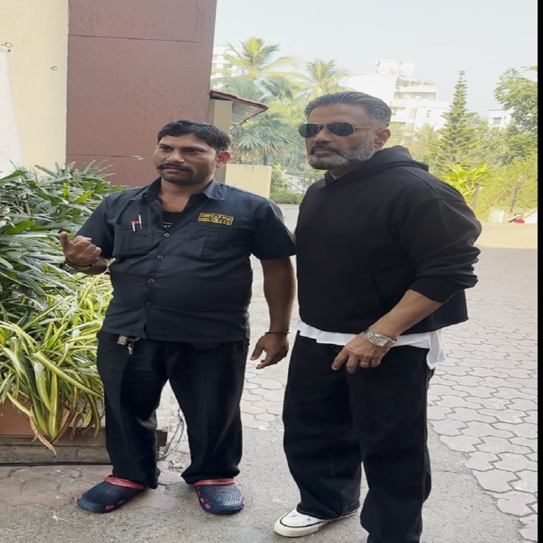 अभिनेता सुनिल  शेट्टी याने देखील मतदानाचा हक्क बजावला आहे. मतदान प्रक्रिया पूर्ण झाल्यानंतर अभिनेत्याने चाहत्यांसोबत सेल्फी क्लिक केले आणि सर्वांना मतदानाचा हक्क बजावण्यासाठी आवाहन देखील केलं. 