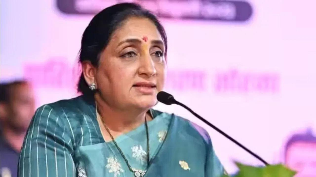 सुनेत्रा पवार धाराशिव जिल्ह्यातील रहिवासी आहेत. त्या राष्ट्रवादी काँग्रेसचे वरिष्ठ नेते पद्मसिंह पाटील यांच्या बहीण आहेत. सुनेत्रा पवार यांचं बालपण धाराशिव जिल्ह्यातील तेर गावात गेलं.