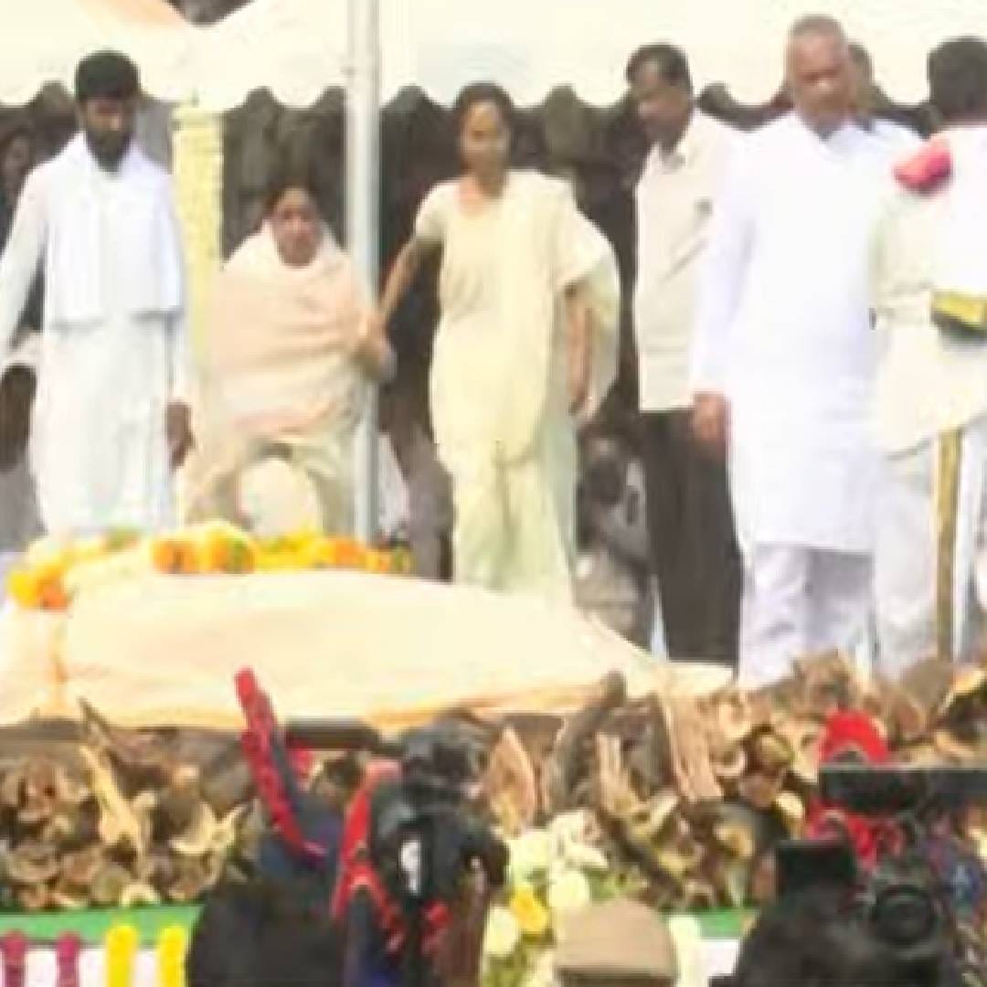 राष्ट्रवादी काँग्रेसचे अध्यक्ष, महाराष्ट्राचे उपमुख्यमंत्री अजित पवार यांचं काल विमान अपघातात निधन झालं. बारामती एअरपोर्टजवळ अजितदादांच चार्टर विमान कोसळलं. हा सगळ्या महाराष्ट्रासाठी मोठा झटका आहे. 