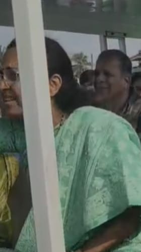 खासदार सुप्रिया सुळे, सुनेत्रा पवार यांची शेती प्रदर्शनाला भेट.