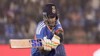 IND vs NZ : 15 महिन्यानंतर पहिली फिफ्टी मारताच सूर्यकुमार यादव गंभीर नाही, तर टीममधील या व्यक्तीच्या पाया पडला