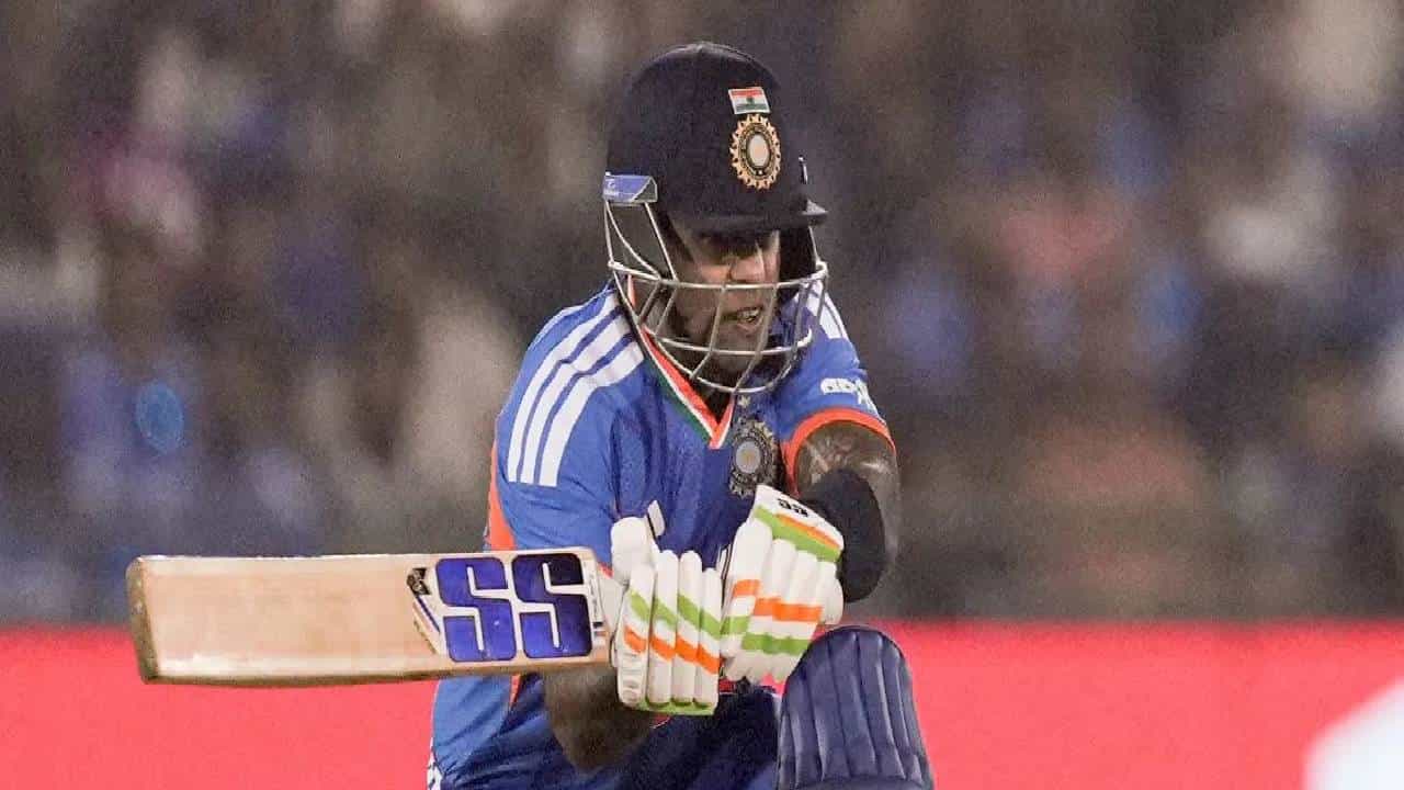 IND vs NZ : 15 महिन्यानंतर पहिली फिफ्टी मारताच सूर्यकुमार यादव गंभीर नाही, तर टीममधील या व्यक्तीच्या पाया पडला