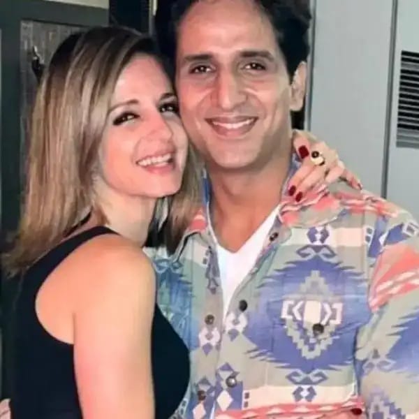 सुझान खान देखील तिच्या रिलेशनशिपमुळे चर्चेत असते, हृतिक रोशन याला घटस्फोट दिल्यानंतर सुझान हिच्या आयुष्यात अर्सलान गोनी याची एन्ट्री झाली तर, हृतिक याच्या आयुष्यात सबा आजाद हिची एन्ट्री झाली. 