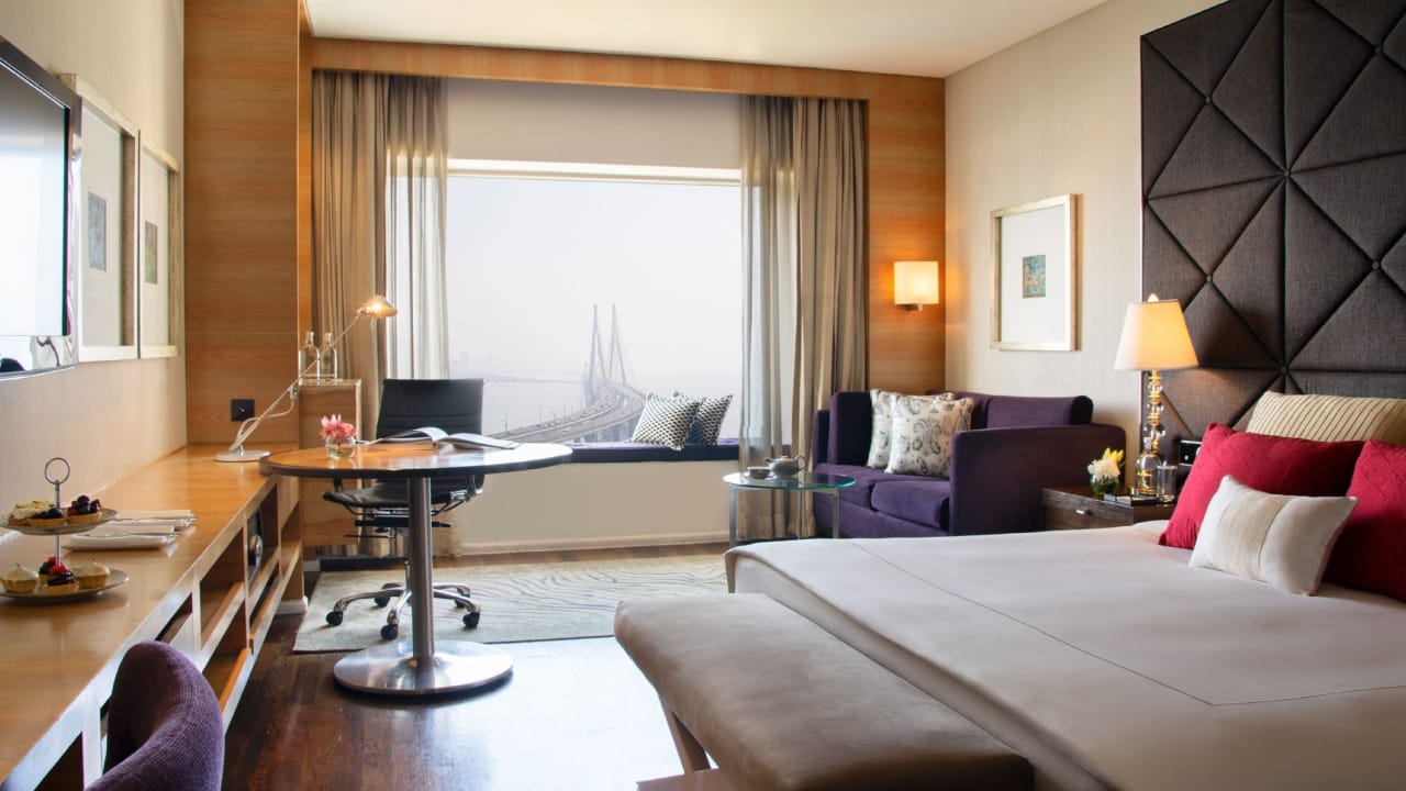 नगरसेवकांसह त्यांच्यासोबत असलेल्या इतर कर्मचाऱ्यांची संख्या ७० च्या आसपास होती. हॉटेलच्या या रुमचे एका दिवसाचे भाडे साधारणपणे २८ हजार ते ३३ हजार रुपयांच्या दरम्यान होते.