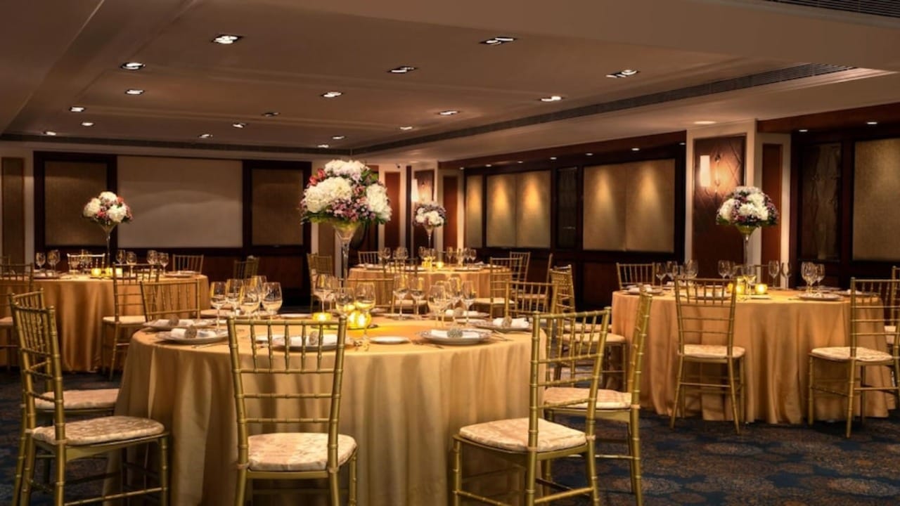 महायुतीला स्पष्ट बहुमत मिळालेले असतानाही, सत्ताधारी पक्षाच्या नगरसेवकांना अशा प्रकारे पंचतारांकित हॉटेलमध्ये का ठेवण्यात आले? यावरून आता मुंबईच्या राजकीय वर्तुळात उलट-सुलट चर्चा सुरू झाल्या आहेत.