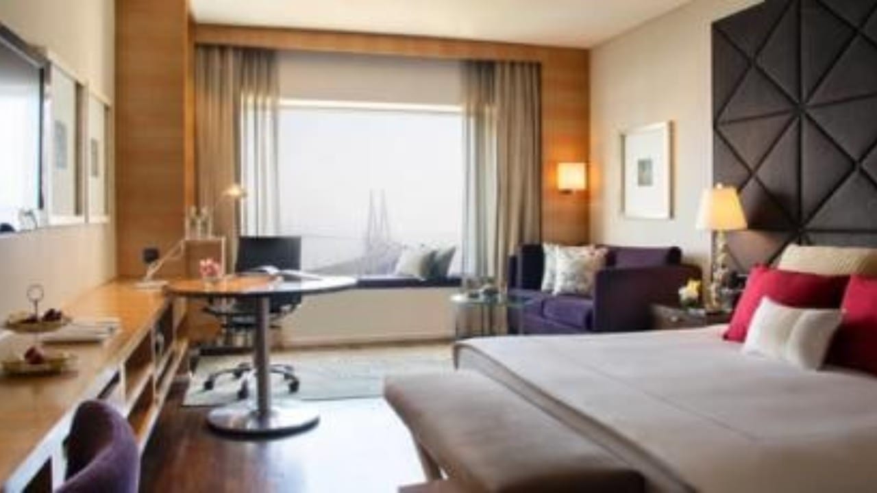 शिंदेंच्या २९ नगरसेवकांसह एकूण ७० जणांसाठी केवळ राहण्याचा खर्च अंदाजे ३६ लाख रुपयांच्या आसपास आहे. तसेच हॉटेलमधील कॉन्फरन्स हॉलचे भाडे तासाला ५०,००० रुपये होत, जिथे नगरसेवकांच्या बैठका पार पडल्या.