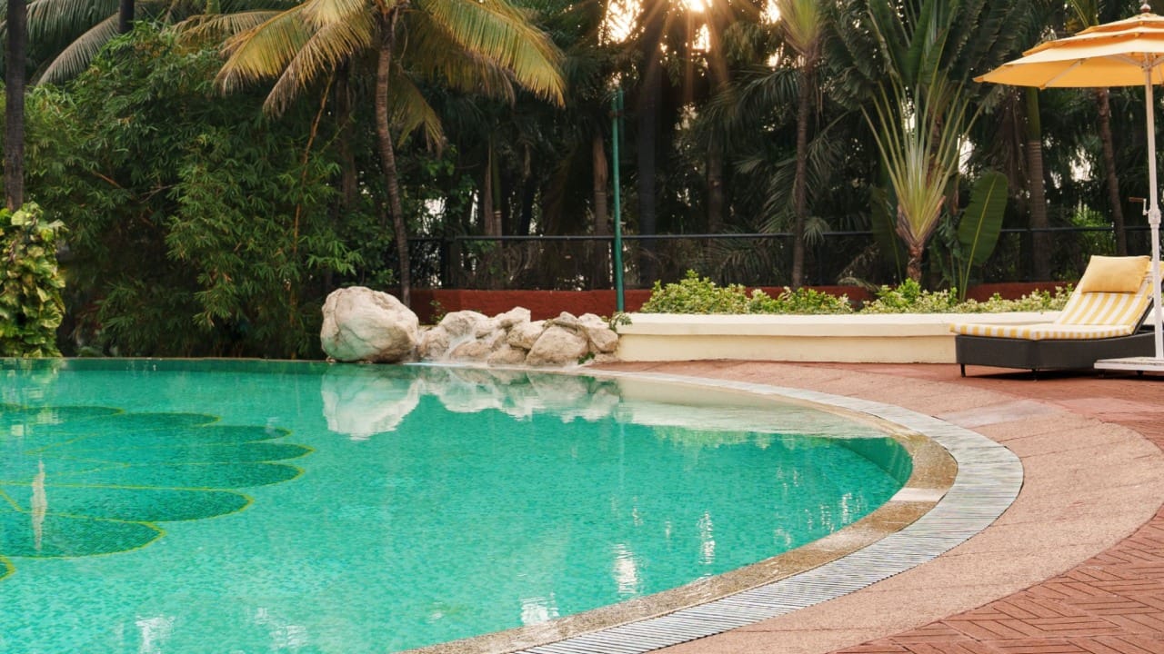 त्यातच आता या पंचतारांकित वास्तव्यासाठी एकूण खर्च किती झाला, हा सध्या सर्वसामान्यांच्या चर्चेचा विषय ठरला आहे. मिळालेल्या माहितीनुसार, या नगरसेवकांच्या मुक्कामासाठी हॉटेलमध्ये तब्बल ३५ खोल्या आरक्षित करण्यात आल्या होत्या.