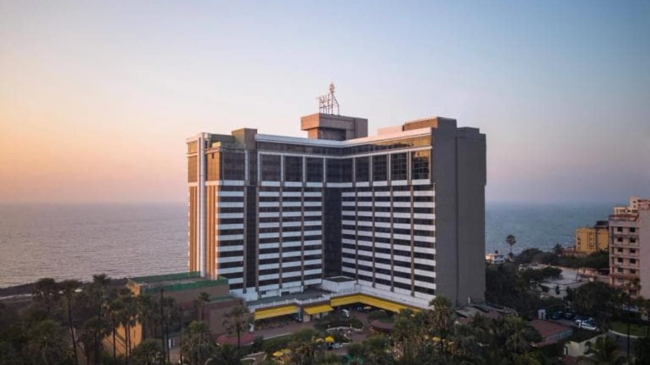 यानंतर शिंदेंनी खबरदारी म्हणून सर्व नगरसेवकांना वांद्र्यातील आलिशान ताज लँड्स एंड हॉटेलमध्ये तीन दिवस मुक्कामी ठेवलं होतं. 