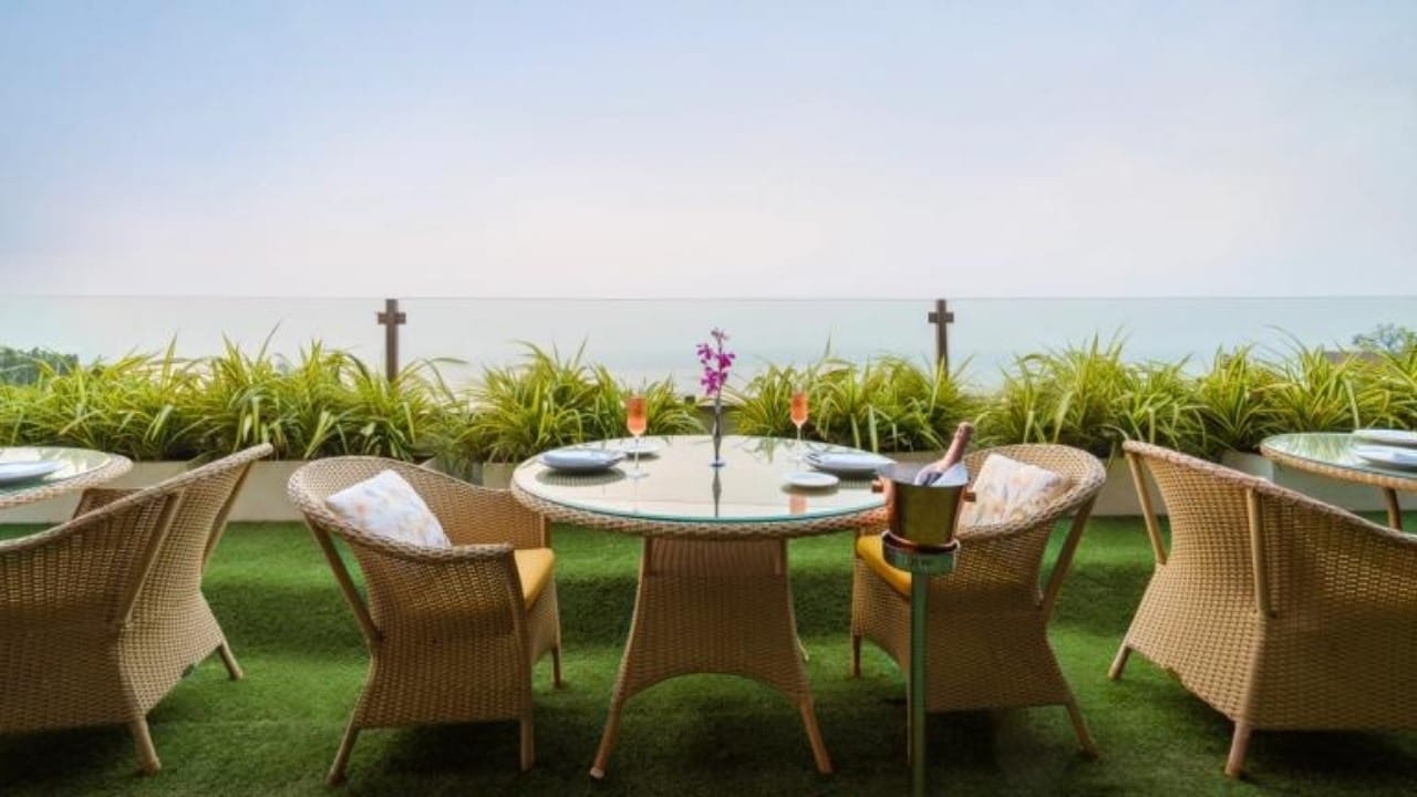 सत्ताधारी पक्षाकडून या मुक्कामाचे समर्थन करण्यात आले आहे. नवीन नगरसेवकांना महापालिकेतील कामकाजाची पद्धत, निधीचे नियोजन आणि तांत्रिक बाबींचे प्रशिक्षण देण्यासाठी हे सत्र आयोजित केले होते.