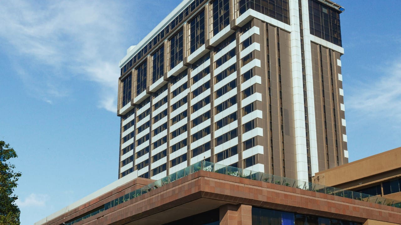 तर दुसरीकडे, विरोधकांनी यावर तीव्र आक्षेप घेतला आहे. बहुमत असतानाही नगरसेवकांना अशा प्रकारे नजरकैदेत का ठेवावे लागते? जनतेच्या पैशांची ही उधळपट्टी आहे का? असे सवाल विरोधकांनी विचारले आहेत.