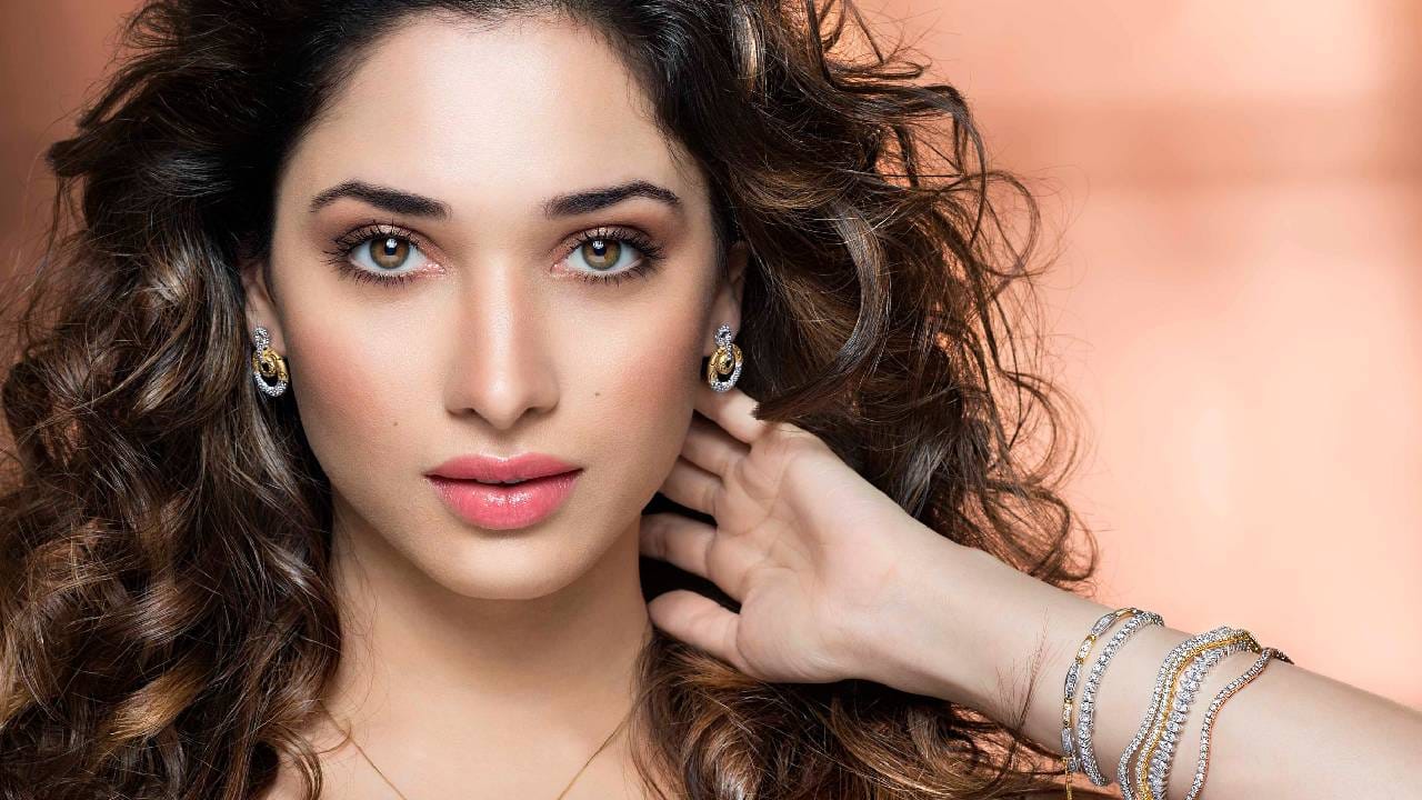  यशच्या आधी अनेक स्टार्सनी चित्रपटांसाठी स्वतःचे नियम मोडले आहेत. तमन्ना भाटियाने लस्ट स्टोरीज 2 मध्ये विजय वर्मा याला किस करून १८ वर्षांची तिची पॉलिसी मोडली होती. 