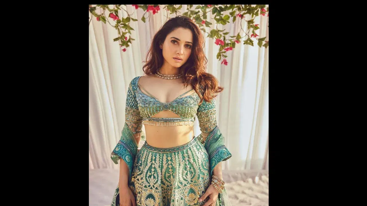 २१ डिसेंबर १९८९ रोजी मुंबईत जन्मलेली तमन्ना भाटियाला आता ३५ वर्षे पूर्ण झाली आहेत. अभिनय कारकीर्द सुरू करण्यापूर्वी तमन्ना संगीत व्हिडीओमध्ये दिसल्या होत्या. त्याआधीच त्यांनी अभिनय शिकायला सुरुवात केली होती. अवघ्या १३ वर्षांच्या वयात अभिनेत्रीने पृथ्वी थिएटर जॉइन केले होते. तमन्ना २००५ मध्ये संगीत व्हिडिओ ‘लफ्जों’मध्ये दिसल्या होत्या. हा संगीत व्हिडीओ गायक अभिजीत सावंतचा होता, ज्यांनी प्रसिद्ध सिंगिंग रिअॅलिटी शो ‘इंडियन आयडॉल’चा पहिला सीझन जिंकला होता. 