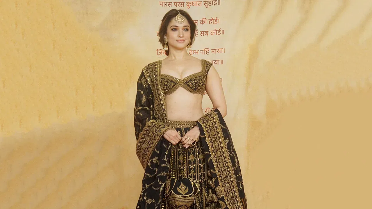 बॉलिवूड अभिनेत्री या कायमच चर्चेत असतात. त्या चित्रपटांसोबतच खासगी आयुष्याने देखील सर्वांचे लक्ष वेधून घेतात. कधीकधी अभिनेत्री या चित्रपटातील आयटम नंबर्स इतर ठिकाणी देखील परफॉर्म करताना दिसतात. सध्या अशाच एका अभिनेत्रीची चर्चा रंगली आहे. या अभिनेत्रीने गोव्यातील क्लबमध्ये डान्स परफॉर्मन्ससाठी जवळपास 6 कोटी रुपये घेतले. या अभिनेत्रीची एकूण संपत्ती किती आहे असा प्रश्न आता अनेकांना पडला आहे.