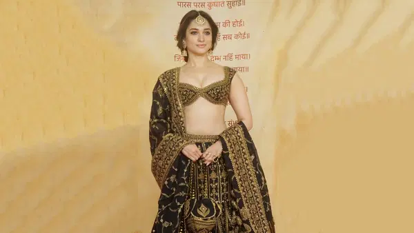 बॉलिवूड अभिनेत्री या कायमच चर्चेत असतात. त्या चित्रपटांसोबतच खासगी आयुष्याने देखील सर्वांचे लक्ष वेधून घेतात. कधीकधी अभिनेत्री या चित्रपटातील आयटम नंबर्स इतर ठिकाणी देखील परफॉर्म करताना दिसतात. सध्या अशाच एका अभिनेत्रीची चर्चा रंगली आहे. या अभिनेत्रीने गोव्यातील क्लबमध्ये डान्स परफॉर्मन्ससाठी जवळपास 6 कोटी रुपये घेतले. या अभिनेत्रीची एकूण संपत्ती किती आहे असा प्रश्न आता अनेकांना पडला आहे.