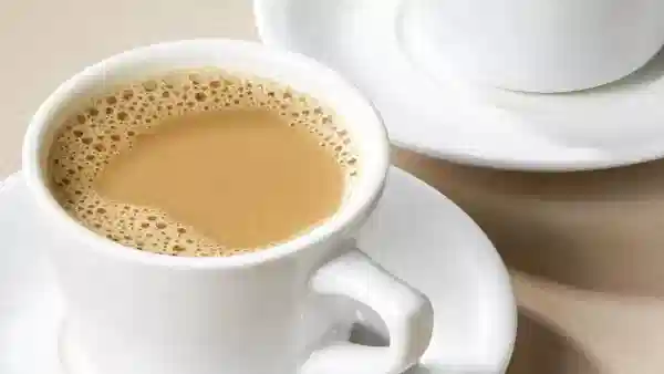 सकाळी उठल्या उठल्या चहा पिताय? या गंभीर समस्या होऊ शकतात