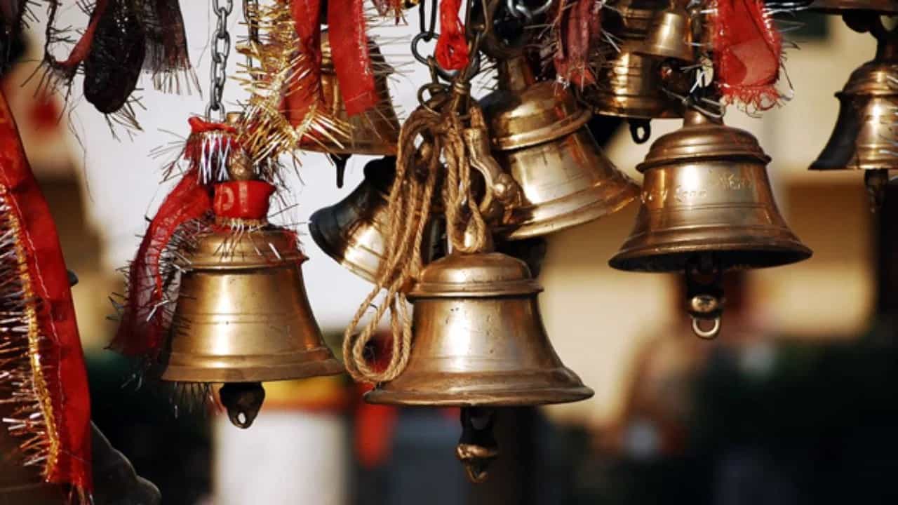 मंदिरात पूजा करताना सर्वात आधी घंटा वाजवता, काय आहे त्यामागचं कारण?