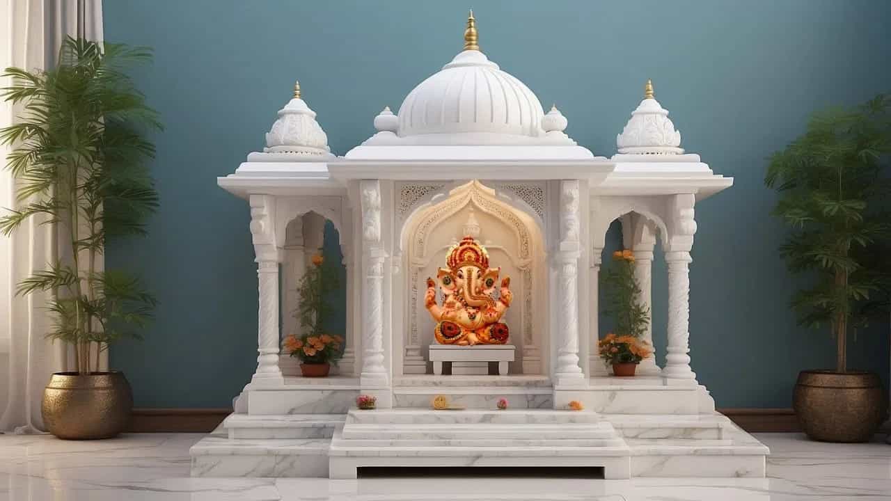 देवघर कोणत्या दिशेला असावे? वास्तुशास्त्राचे हे नियम पाळल्यास घरात येईल सुख-समृद्धी