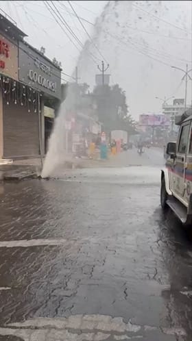 कल्याणमध्ये पाइपलाइन फुटल्याने लाखो लिटर पाण्याची नासाडी.