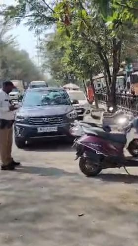 अवैध पार्किंगवर वाहतूक पोलिसांची कडक कारवाई