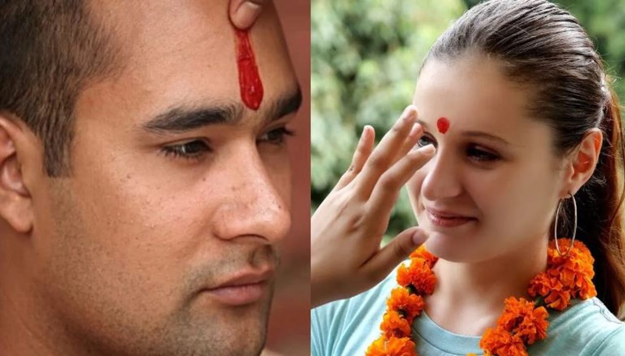 हिंदू धर्मात पूजा-पाठ करताना टिळा लावण्याची मोठी परंपरा आहे. माध्यावर टिळा लावल्याने मानसिक फायदा होतो. तसेच आध्यात्मिक उर्जाही वाढते असे सांगितले जाते. त्यामुळेच हिंदू धर्मात प्रत्येक शुभ कार्यक्रमाला माथ्यावर टिळा लावला जातो. 