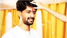 टिळा लावताना डोक्यावर रुमाल का ठेवला जातो, कारण वाचून व्हाल चकित!.