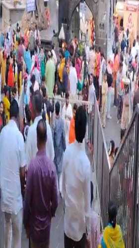 शाकंभरी नवरात्र महोत्सवानिमित्त तुळजाभवानी मातेला भवानी तलवार अलंकार महापूजा