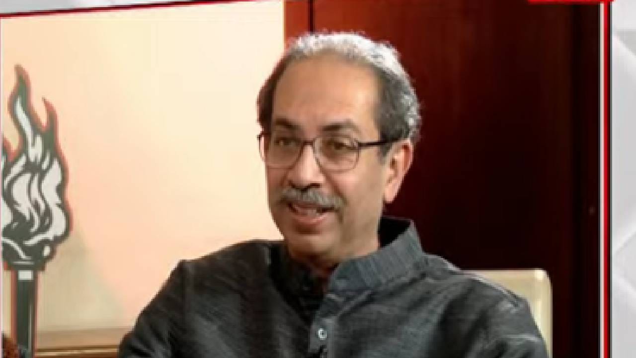 Uddhav Thackrey : देवेंद्र फडणवीसांना मिरचीची धुरी का लागली ? उद्धव ठाकरे Uddhav Thackrey : देवेंद्र फडणवीसांना मिरचीची धुरी का लागली ? उद्धव ठाकरे
