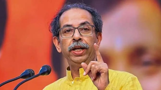 महापौरपदाच्या निवडीपूर्वी मोठा ट्विस्ट, उद्धव ठाकरेंना जबर धक्का