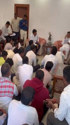 उजनी प्रकल्पग्रस्तांनी घेतली  दत्तामामा भरणे यांची भेट.