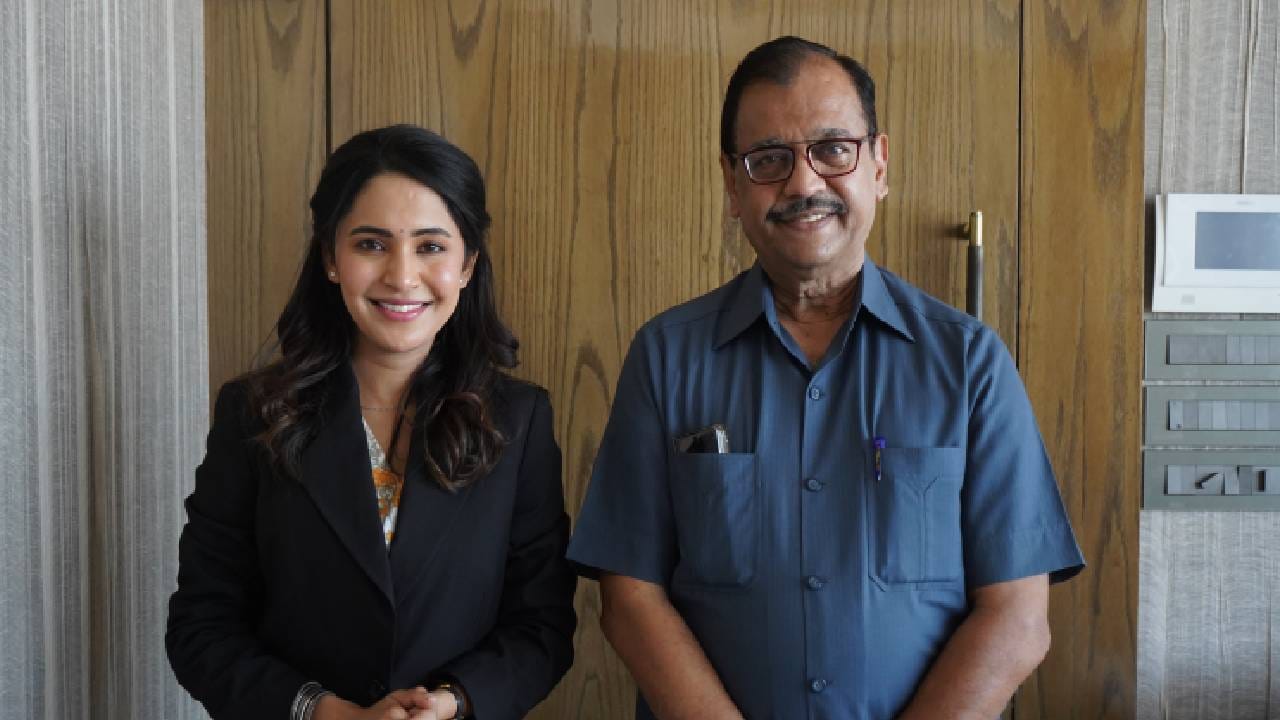 या भेटीविषयी सांगताना ऊर्जाची भूमिका साकारणारी अभिनेत्री अनुष्का सरकटे म्हणाली, "उज्वल निकम सरांना भेटून मनापासून आनंद झाला. त्यांनी दिलेला वेळ, प्रेमळ शब्द आणि आशीर्वाद माझ्यासाठी खूप मोलाचे आहेत. हा क्षण मी कायम लक्षात ठेवेन."
