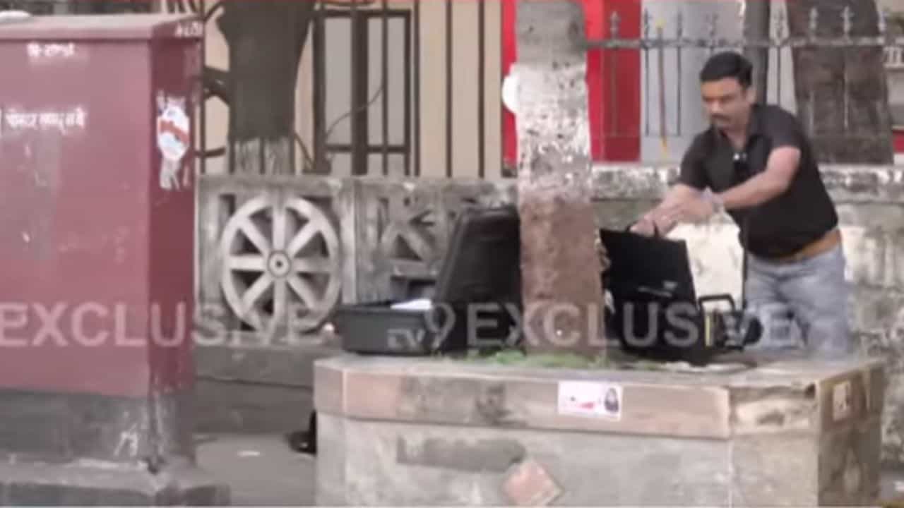 नितेश राणेंच्या घराबाहेर सापडली अज्ञात बॅग! बॉम्बशोधक पथकाकडून तपास