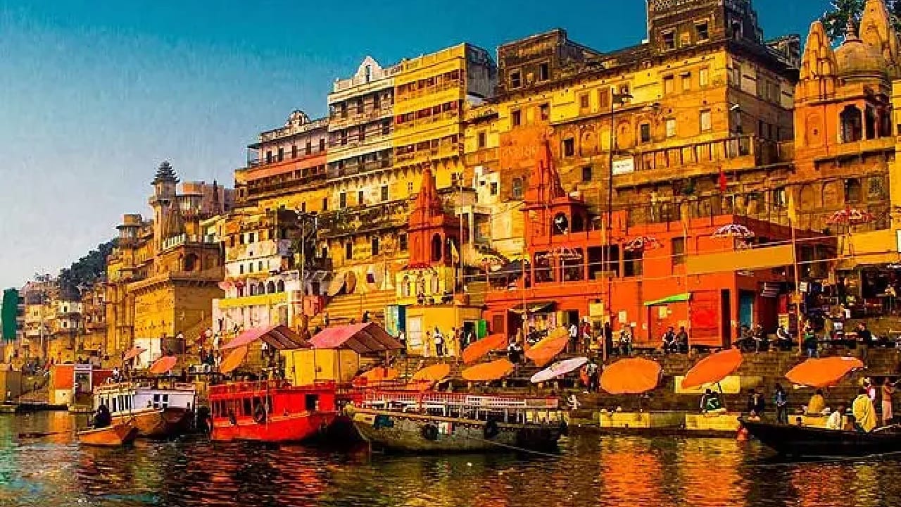 वाराणसी हे भारतातील सर्वात जुने आणि ऐतिहासिक शहर मानले जाते. अध्यात्म, परंपरा आणि संस्कृती यांचा अद्भुत संगम येथे पाहायला मिळतो. भारताच्या जवळपास प्रत्येक भागातून वाराणसीला थेट रेल्वे सेवा उपलब्ध आहे, त्यामुळे शेवटच्या क्षणी प्रवास ठरवला तरी ट्रेनमुळे अडचण येत नाही.