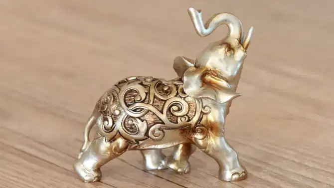 Vastu Tips : करोडपती लोकांच्या घरात असतात या 3 मूर्ती, माता लक्ष्मी करते पैशांचा वर्षाव
