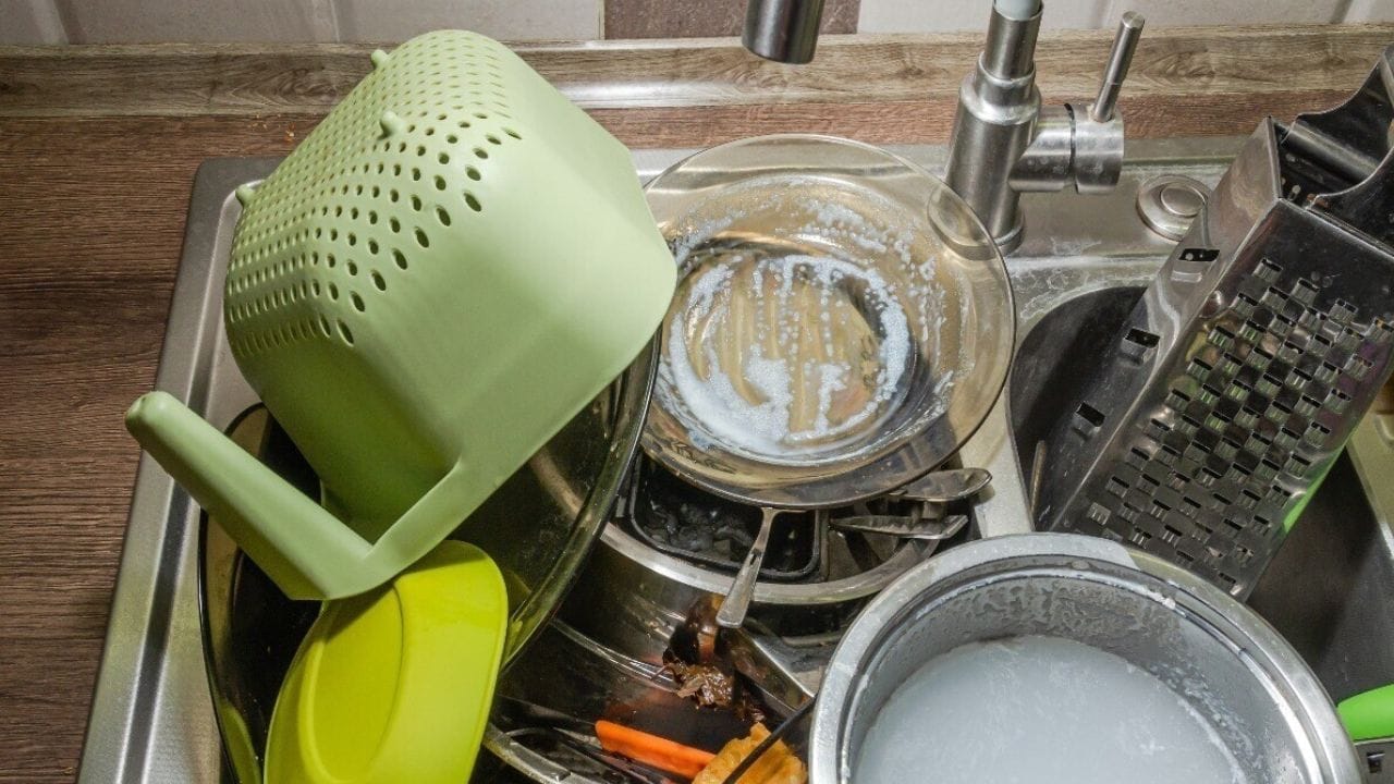 अनेकांना रात्री जेवण झाल्यावर भांडी तशीच बेसिनमध्ये ठेवण्याची सवय असते. काही जण ती सकाळी घासतात. विशेषतः हिवाळ्यात थंड पाण्यामुळे किंवा कधी कधी कंटाळा आल्याने काहीजण असं करतात. मात्र काहींना ही सवय सर्रास असते. वास्तुशास्त्रानुसार रात्रीच्या वेळी स्वयंपाकघरात रिकामी आणि उष्टी भांडी जमा होणे अत्यंत अशुभ मानले जाते.