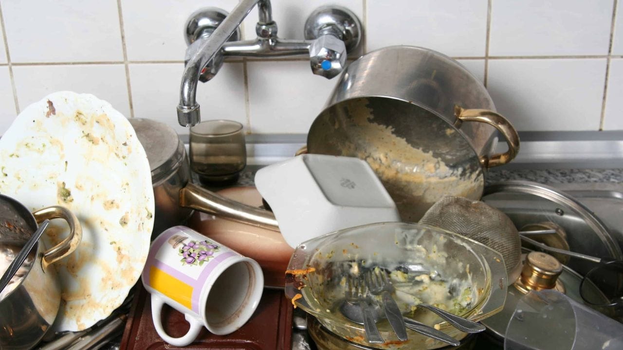 शास्त्रांनुसार, ज्या घरात रात्री उष्टी भांडी ठेवली जातात, तिथे माता अन्नपूर्णा आणि माता लक्ष्मी कोपतात. यामुळे घरात अन्नाची कमतरता भासू शकते आणि आर्थिक प्रगती खुंटते.