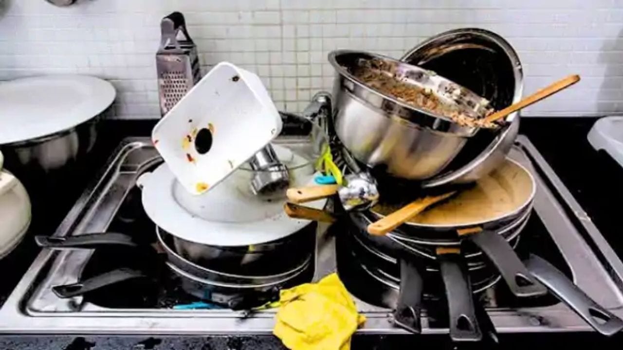 घाणेरड्या भांड्यांमुळे घरात नकारात्मक ऊर्जा वाढते, ज्याचा थेट परिणाम घरातील सदस्यांच्या मानसिक शांतीवर होतो. ज्या घरामध्ये स्वयंपाकघर अस्वच्छ असते, तिथे विनाकारण भांडणे आणि तणावाचे वातावरण निर्माण होते.