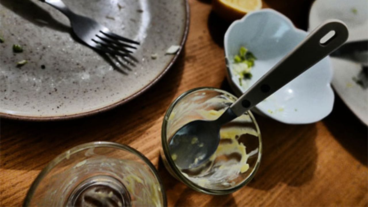 यामुळे झोपण्यापूर्वी केवळ भांडीच नाही, तर ओटा आणि स्वयंपाकघराचा प्रत्येक कोपरा स्वच्छ करा. तसेच जर काही कारणास्तव भांडी घासणे शक्य नसेल, तर ती किमान पाण्याने स्वच्छ धुवून (विसळून) ठेवावीत, जेणेकरून त्यात अन्नाचे अंश राहणार नाहीत. यामुळे स्वच्छ स्वयंपाकघर हे घरामध्ये सकारात्मकता आणि आरोग्य मिळते.