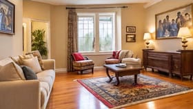 काहीही केलं तरी घरात पैसा टिकत नाहीये? मग या चुका लगेच करा दुरुस्त.