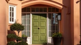 पूर्व दिशेच्या दरवाजाला लावा ही छोटीशी गोष्ट, घरात येईल पैसाच पैसा.