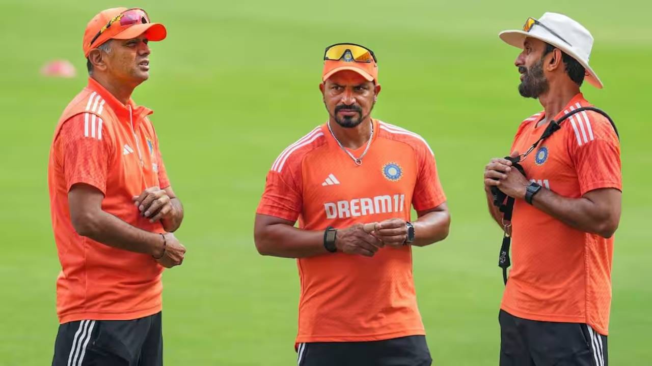 भारताला विश्वविजेतेपद मिळवून देणाऱ्या प्रशिक्षकाची संघाच्या प्रशिक्षकपदी नियुक्ती करण्याचा निर्णय घेतला आहे.  विक्रम राठोड यांना श्रीलंकेने फलंदाजी प्रशिक्षक म्हणून नियुक्त केले आहे. त्यामुळे श्रीलंकन फलंदाजांना गोलंदाजांचा सामना करण्याचे धडे मिळणार आहेत. त्यामुळे भारतीय गोलंदाजांच्या गोटात चिंतेचं वातावरण आहे. (फोटो- PTI) 